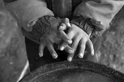 کودکان کار، قربانیان والدین طمع کار