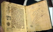 مردم برای حفظ آثار و کتب خطی خود از امکانات سازمان اسناد استفاده کنند