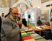 رئیس فرهنگستان هنر در غرفه کتابخانه مجلس