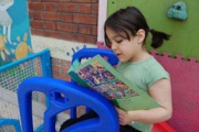 خانواده ها برای ترغیب کودکان به مطالعه کتاب سری به کتابخانه ها بزنند