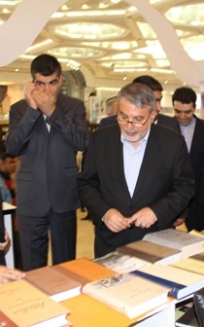 بازدید رئیس سازمان اسناد و کتابخانه ملی جمهوری اسلامی ایران از غرفه کتابخانه مجلس
