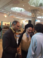 بازدید آیت الله بوشهری از غرفه کتابخانه مجلس در نمایشگاه کتاب 