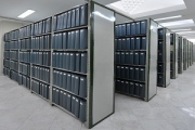 اهدای اسناد تاریخی توسط شهروند يزدي به مرکز اسناد آستان قدس